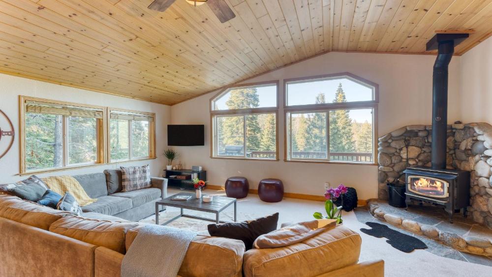 Golden Summit by AvantStay Stunning Secluded Cabin w Access to Tahoe Donner